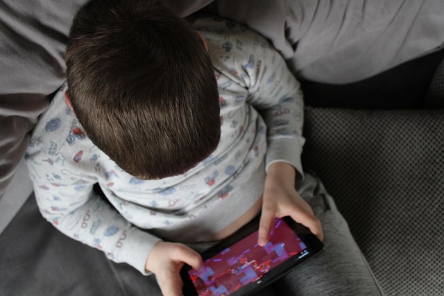 Bag skærmen: Myter og fakta om onlinespil og børn